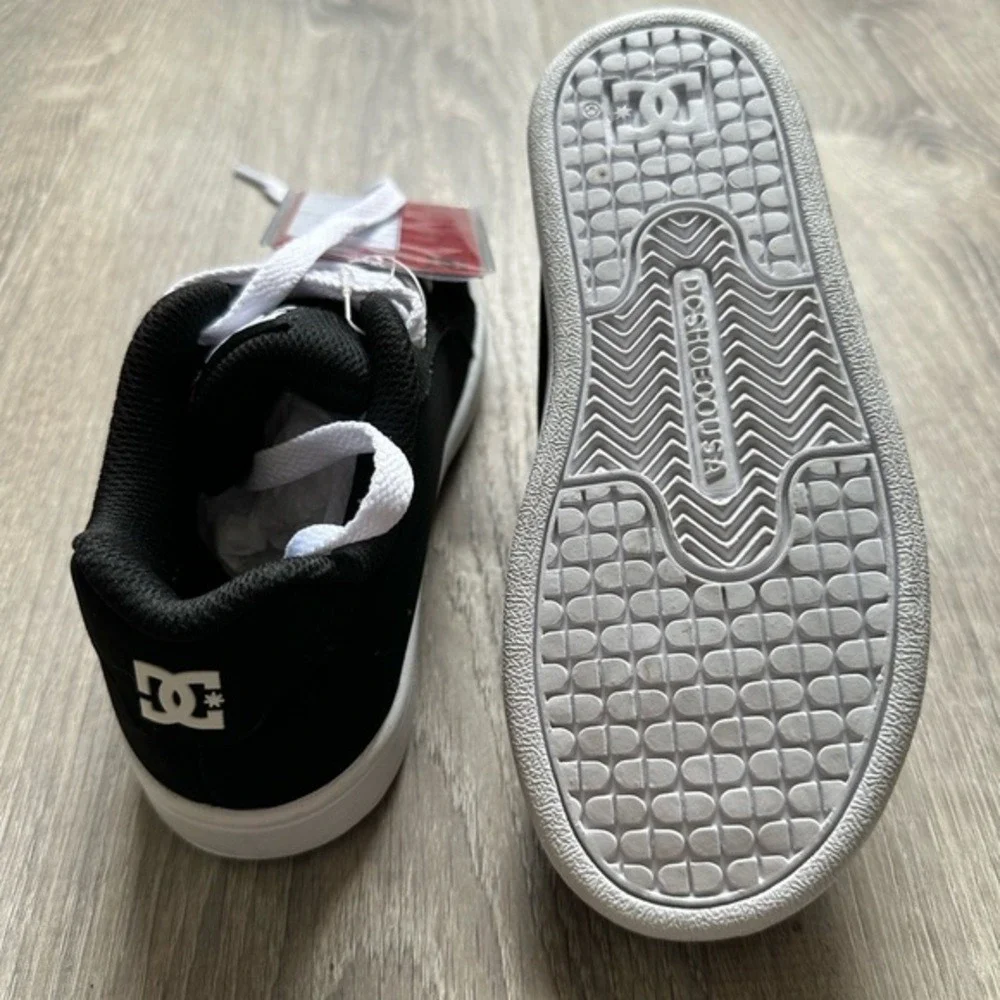 DC Court Low Kids Skate Shoes Black White Youth Size 1 NWT